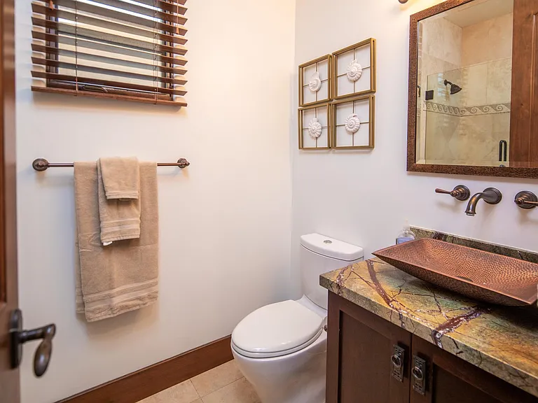 Downstairs bathroom with tub/shower