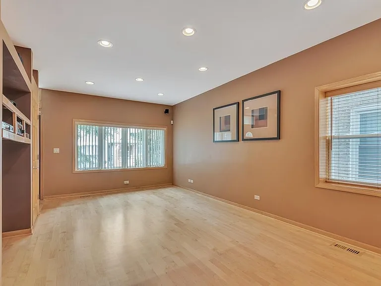 539 W 32nd St — Photo 3
