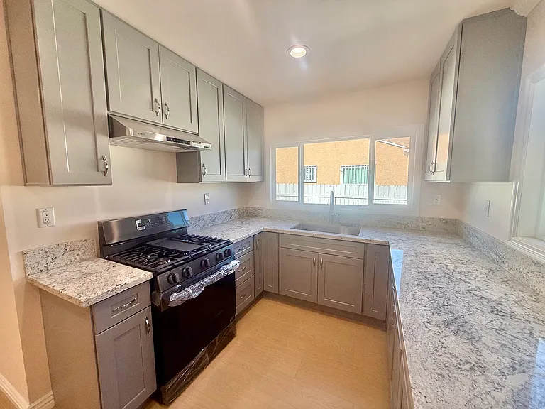 504 Dewey Ave — Photo 3