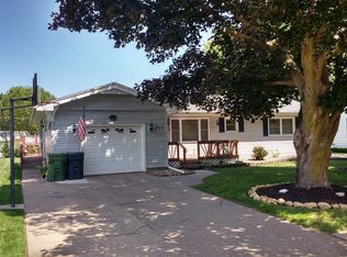 713 N 13th St, Clinton, IA 52732