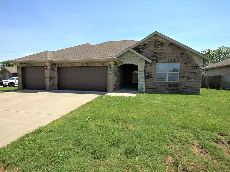 4104 N Grassland Dr — Photo 1