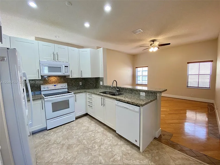837 Tanglewood Cir — Photo 4