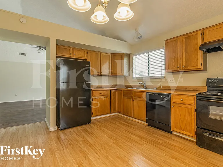 3305 Country Creek Ln — Photo 7