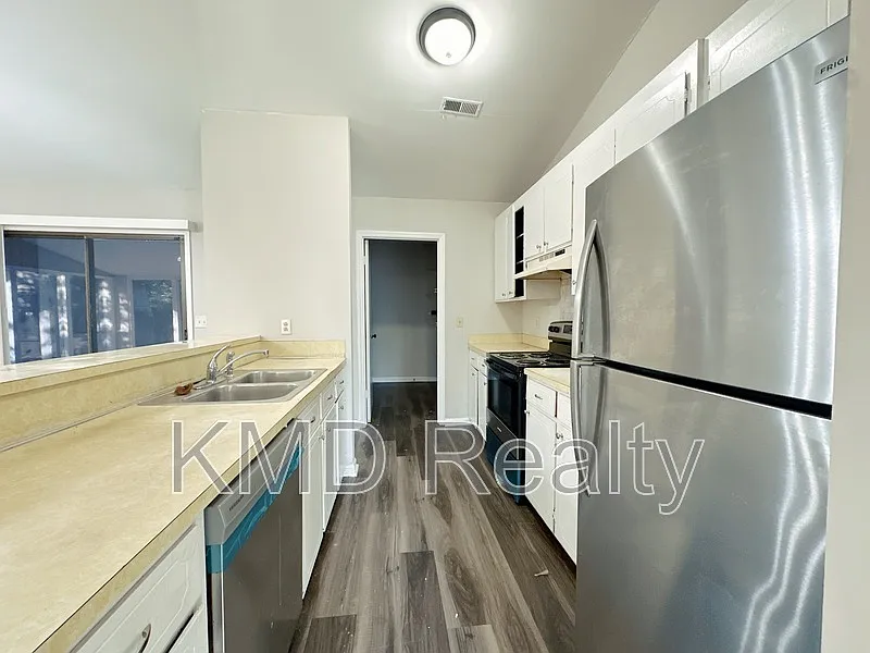 3 bed, 2.0 bath, 1493 sqft, $1,745 — Photo 2