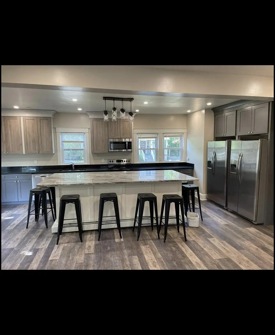 7 bed, 2208 sqft, $6,300 — Photo 1