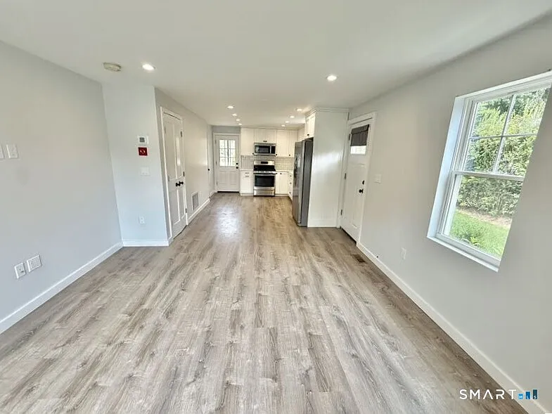 3 bed, 2.0 bath, 1000 sqft, $3,500 — Photo 3
