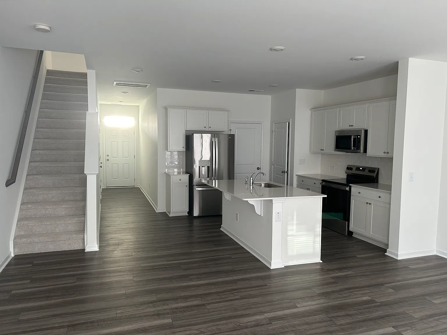 3 bed, 2.5 bath, 1592 sqft, $1,650 — Photo 3