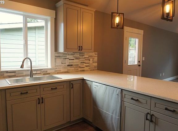 3rd image of 335 SE Reef Ave