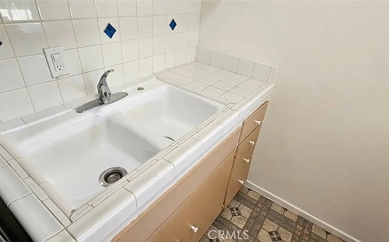 206 N Park View St #104 — Photo 8