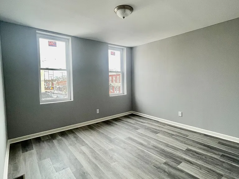 3901 Poplar St — Photo 8