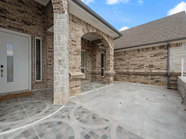 1424 Silent Springs Dr — Photo 2