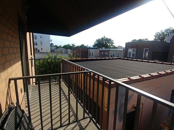 5th image of 2312 29th St APT 2R
