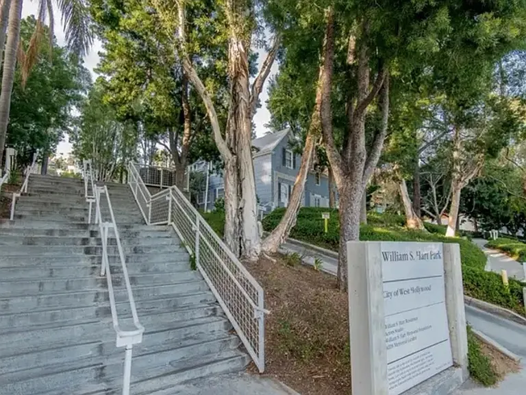 8400 De Longpre Ave #0 — Photo 27