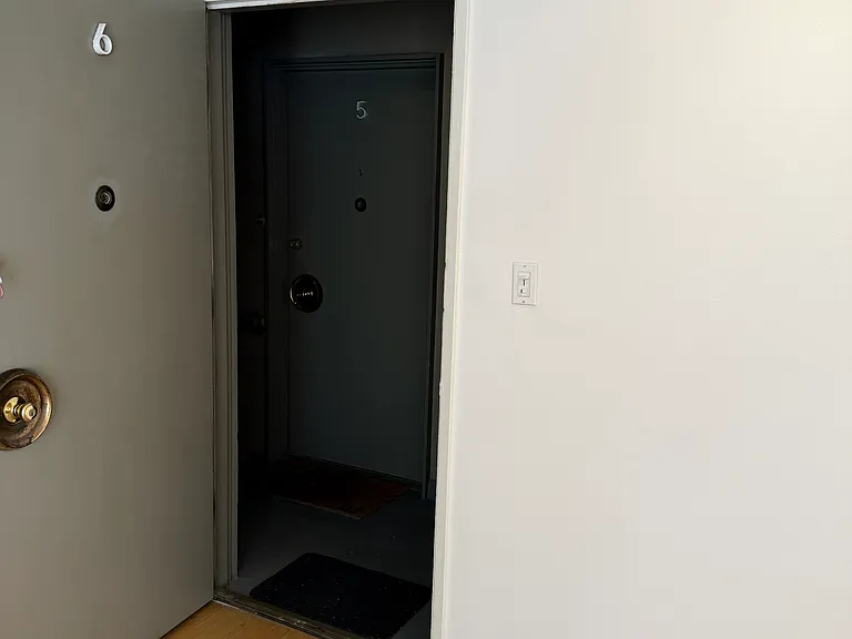 546 N Flores Street — Photo 33