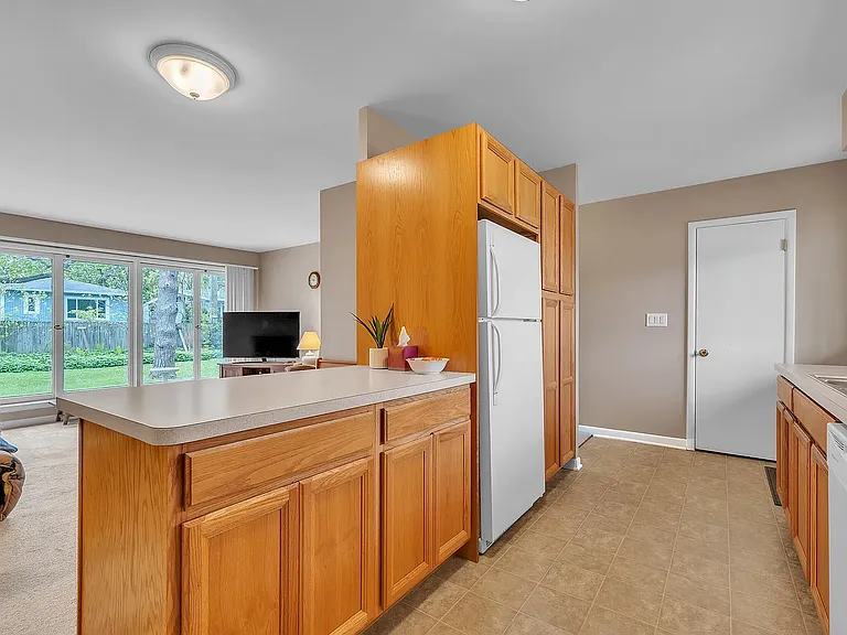 1114 N Maple Rd — Photo 8