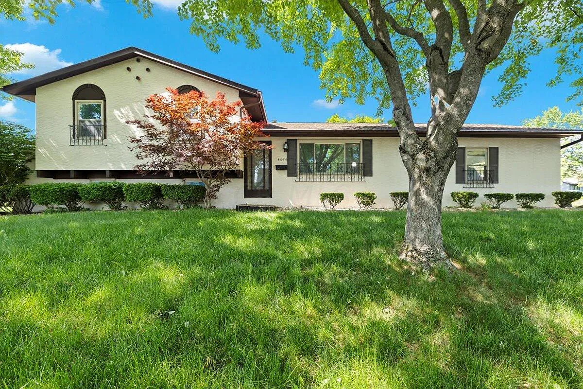 1674 Sandalwood Pl photo 1