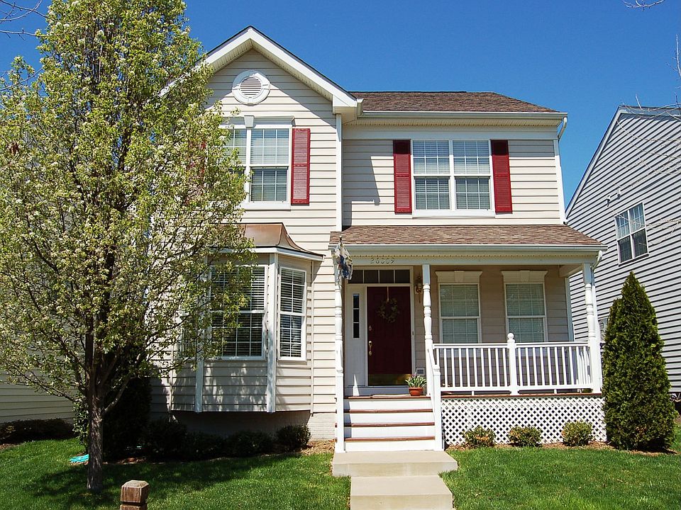 COLONIAL w/ FRONT PORCH