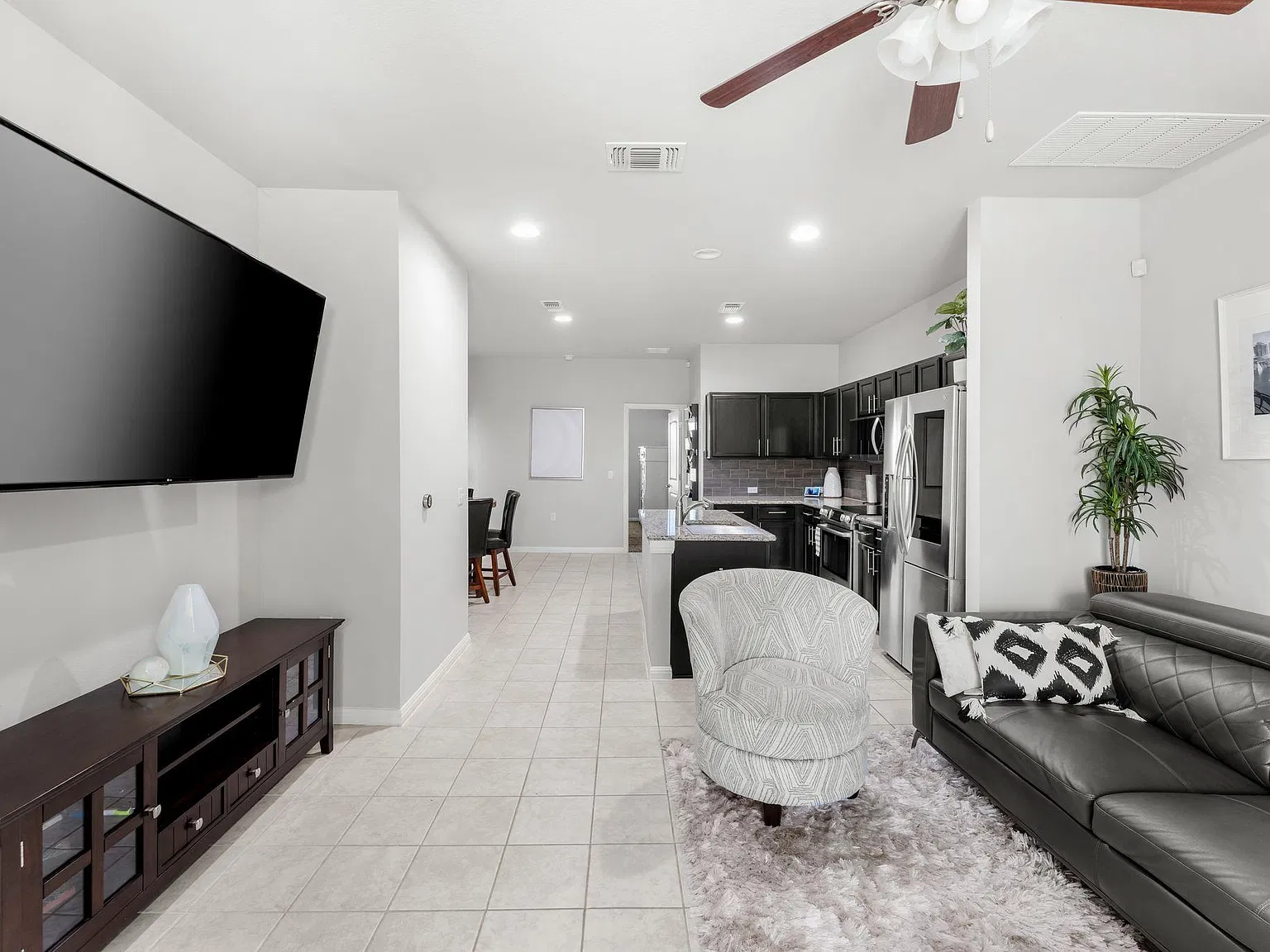 3 bed, 2.5 bath, 1449 sqft, $1,975 — Photo 3