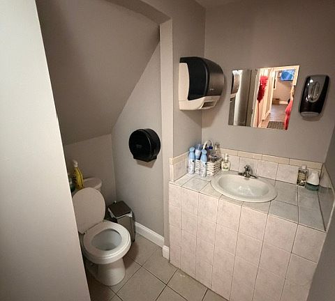 5th image of 645 Norton St