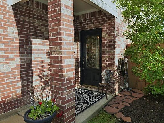 Covered brick porch entry with an upgraded leaded glass door......come on in!