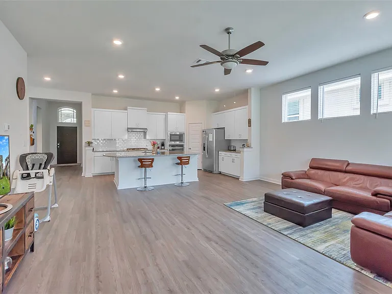 563 Saturnia Dr — Photo 8