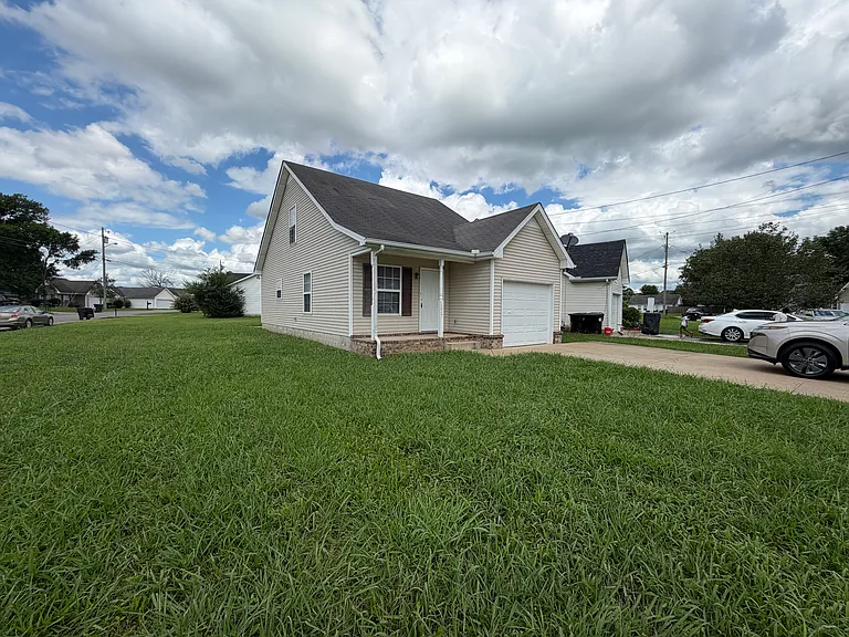 1217 Eastwoods Dr — Photo 2