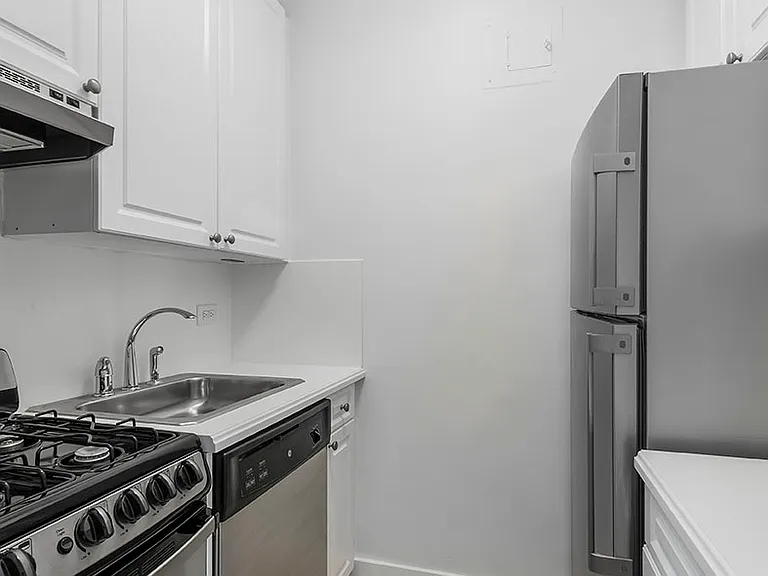 215 E 68th St #5Q — Photo 3