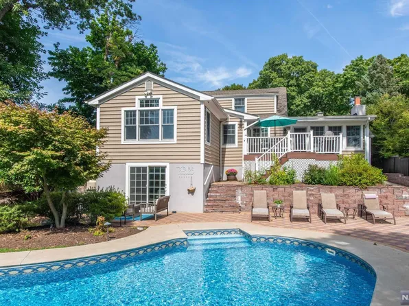 76 Hill St, Midland Park, NJ 07432