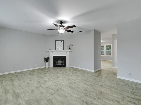 3rd image of 304 Hillside Ct