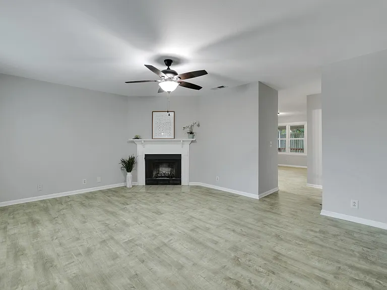 304 Hillside Ct — Photo 3