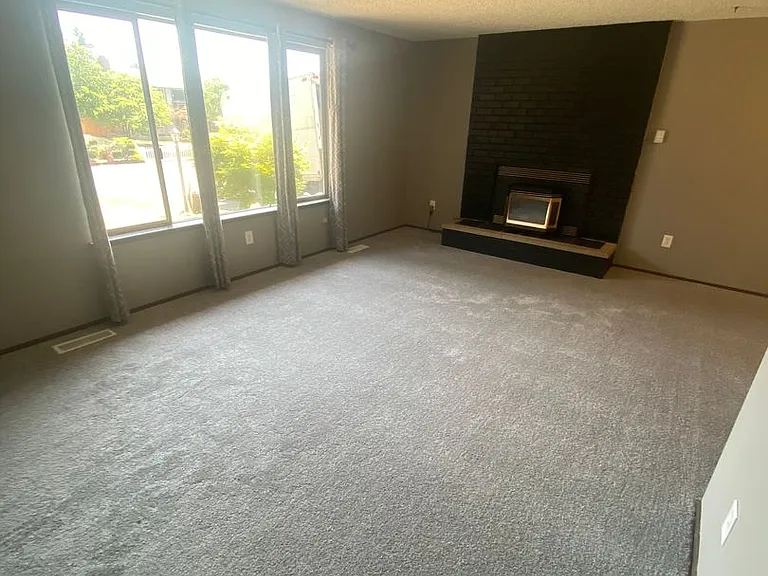1335 Woodglen St NE — Photo 5
