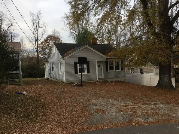 414 Circle Dr, Mount Airy, NC 27041