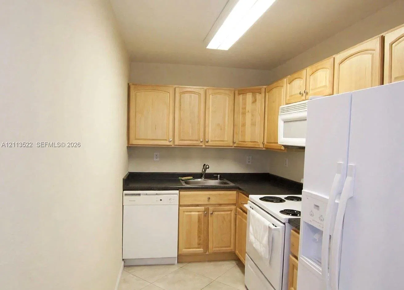 Newport Condo — Photo 4
