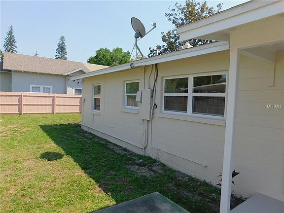 2nd image of 403 Avenue I SE
