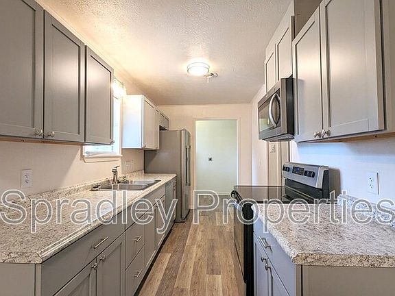 3rd image of 102 Greenbriar St