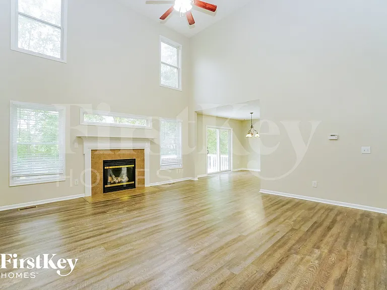 7821 Edgewater Ct — Photo 4