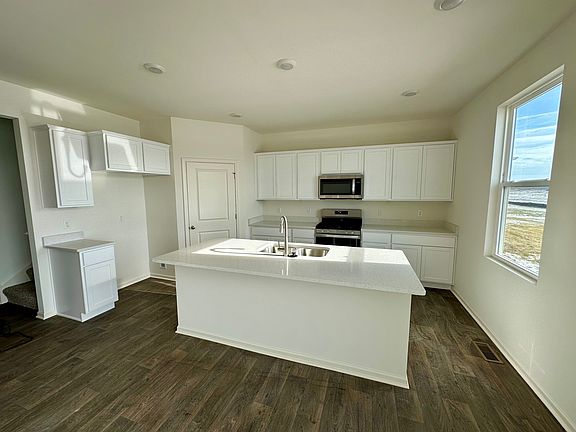 3rd image of 10401 Morse Pl