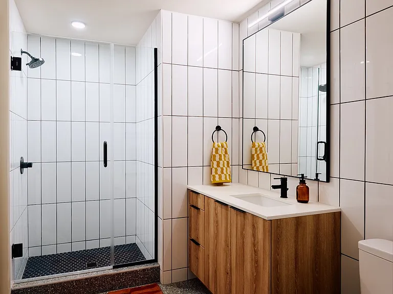 Sol Modern Phoenix Apartments Bathroom