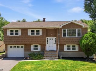 3 Seneca Trl, Oak Ridge, NJ 07438