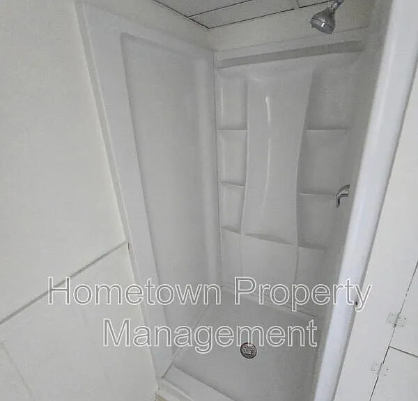 548 Nelson St — Photo 3