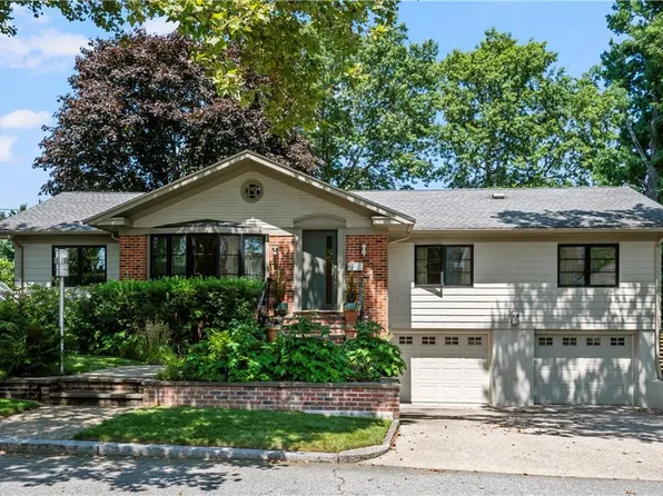 9 Maxcy Dr, Providence, RI 02906