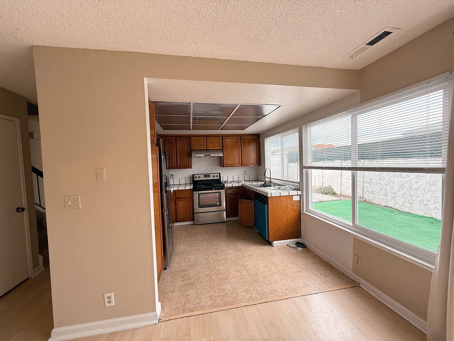 3 bed, 2.5 bath, 1917 sqft, $3,300 — Photo 1