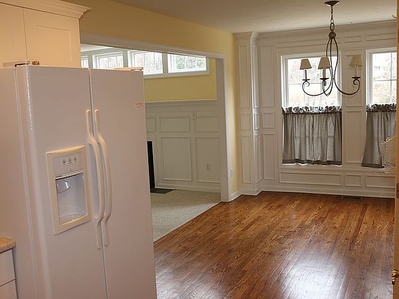 3rd image of 131 Creekside Dr