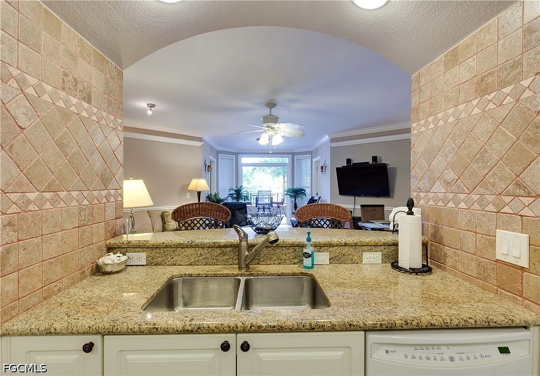 2 bed, 2.0 bath, 1083 sqft, $3,900 — Photo 3