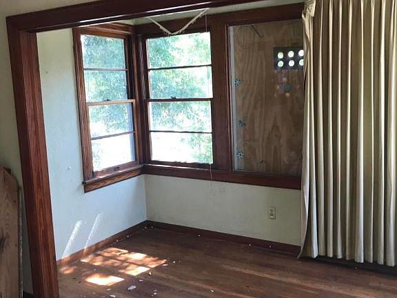 3rd image of 6908 Pearl St