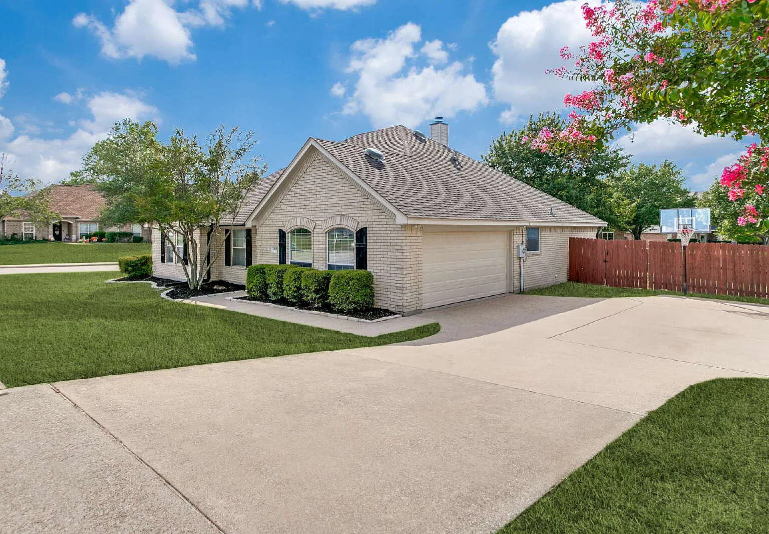 4 bed, 2.0 bath, 1826 sqft, $2,350 — Photo 2