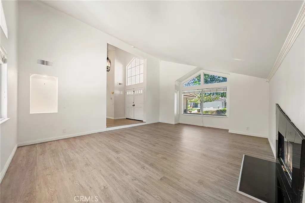 5 bed, 3406 sqft, $6,200 — Photo 3