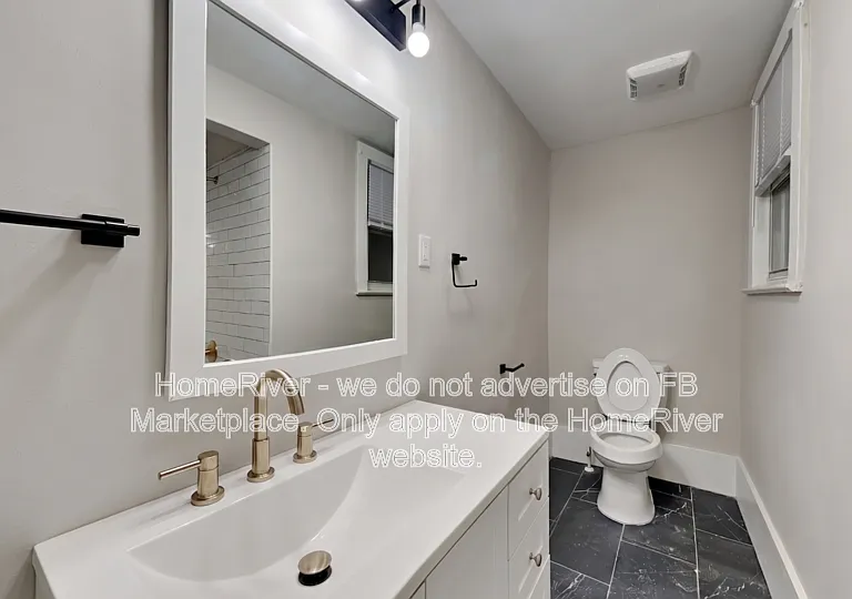 720 E 3rd St — Photo 4