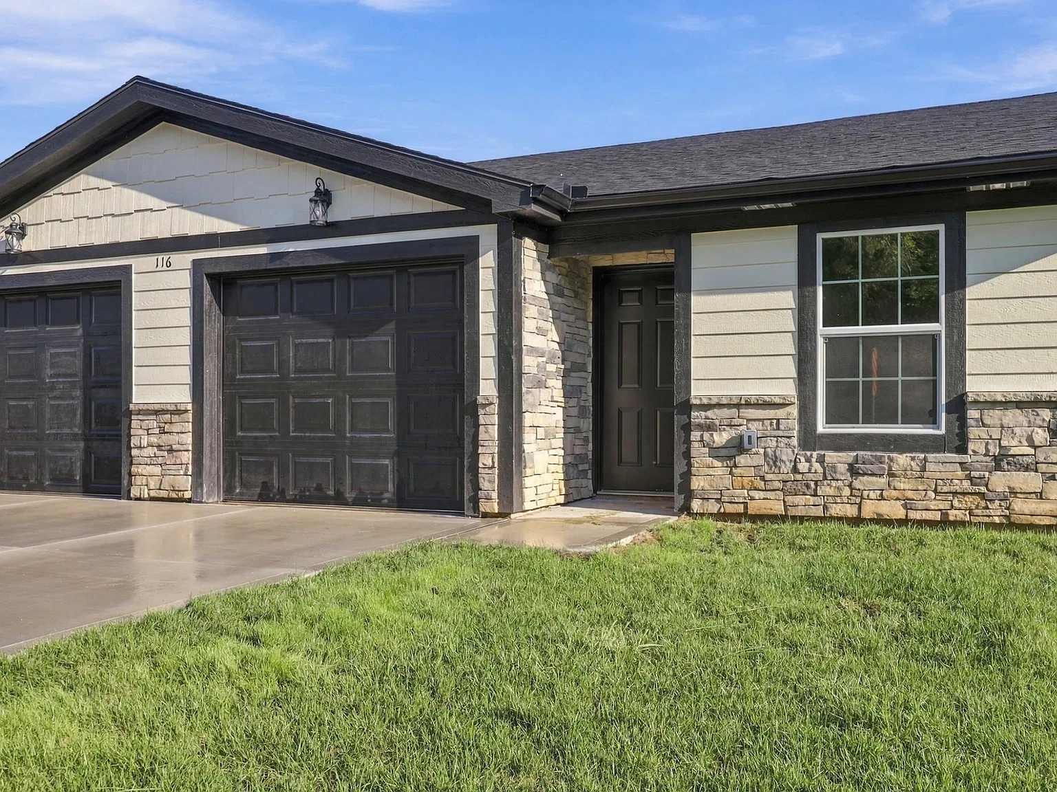 3 bed, 2717 sqft, $1,950 — Photo 2