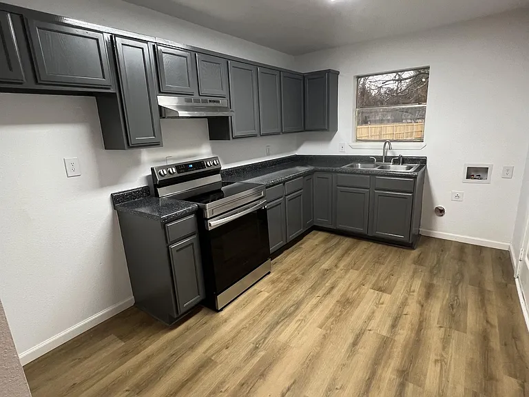 309 S Park St — Photo 2